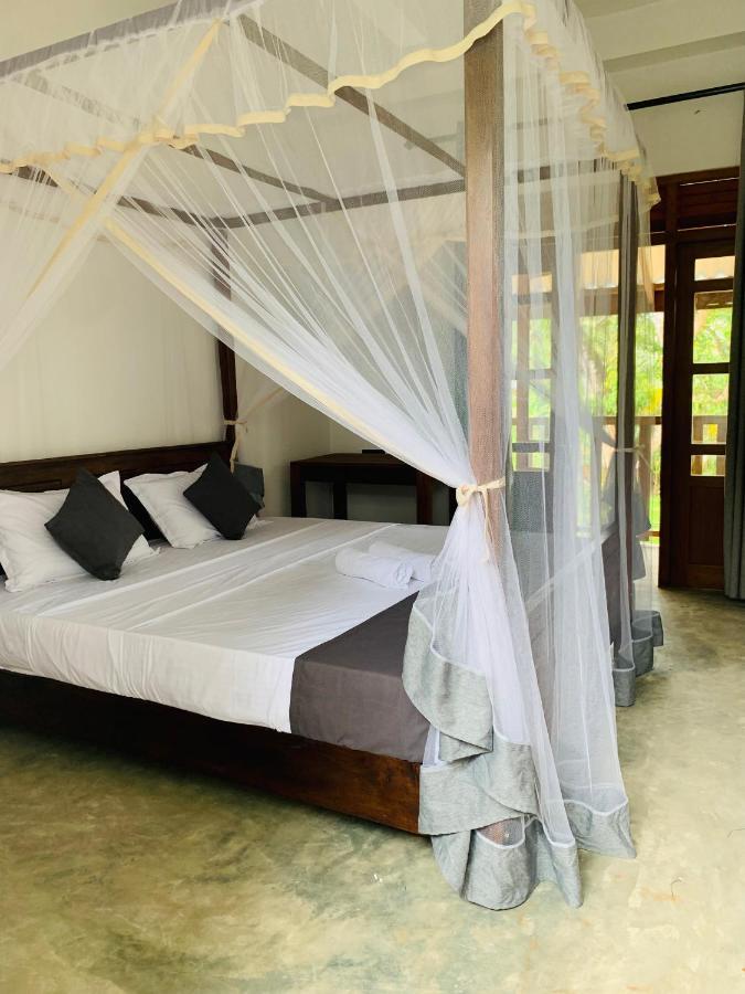 Pearl Gardens Midigama Hotel Buitenkant foto