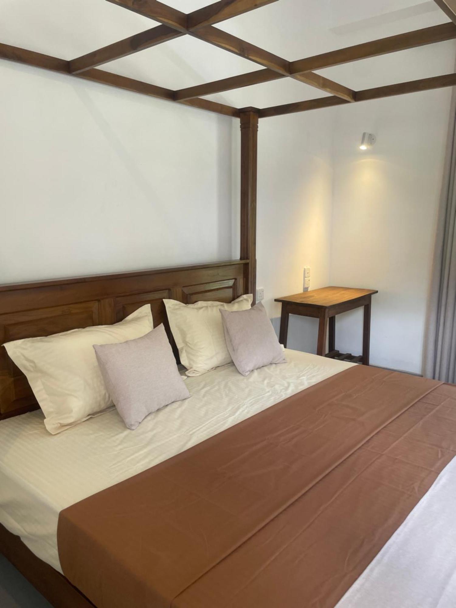 Pearl Gardens Midigama Hotel Buitenkant foto